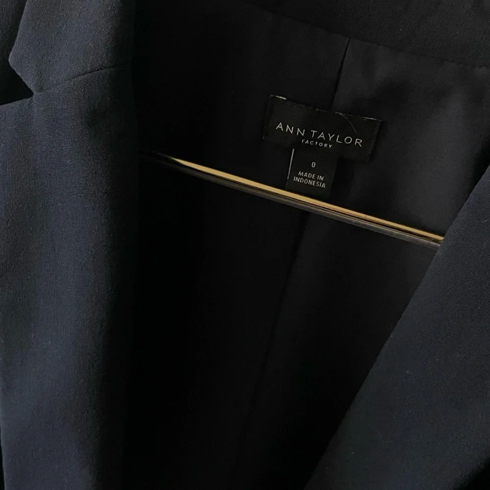 Ann Taylor Blazer. - Picture 3 of 4